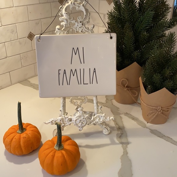 RAE DUNN “MI FAMILIA” CERAMIC HANGING PICTURE SIGN💋 - Picture 6 of 6